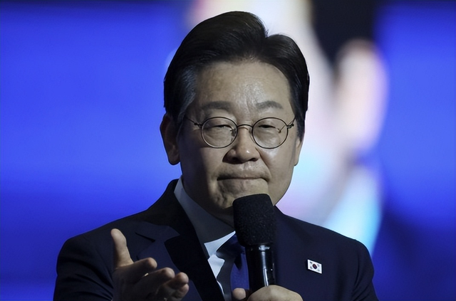 韩特使团一刻不敢耽误，刚落地，便将李在明亲笔信转交，还提出一个要求，释放信号不简单