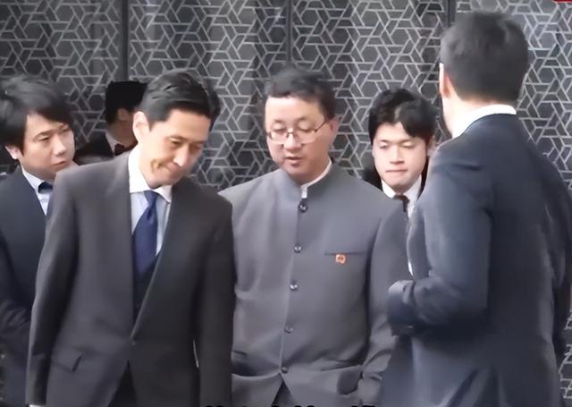 日本要求中国解释双手插兜！中方回应：现场多数是日本媒体