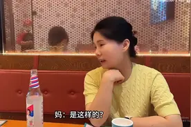 真笑了！韩国丈母娘吃铁锅炖，被免费送西瓜震惊到，网友：没见识图片