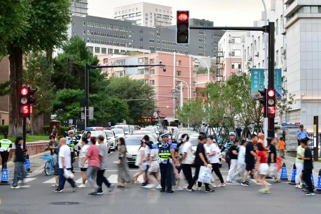 339.6万人点赞“向新”，文化与烟火点亮城市夜晚