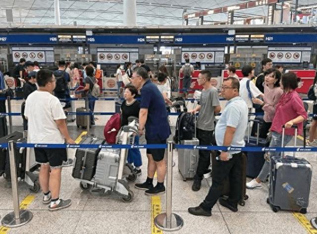 日本机场挤满了回国的人：有人提前结束行程，有人辞工返华