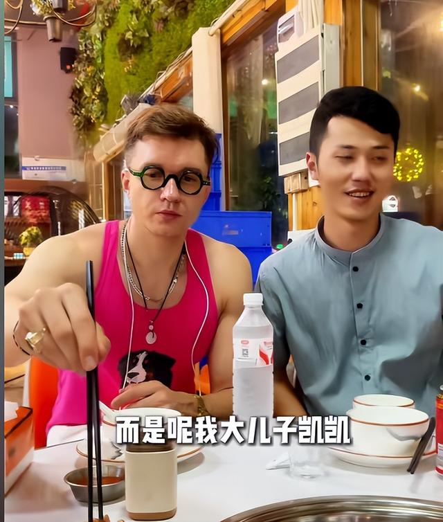 爱情乱了年纪！46岁大妈嫁儿子同学，绝经前怀混血儿，现生活幸福