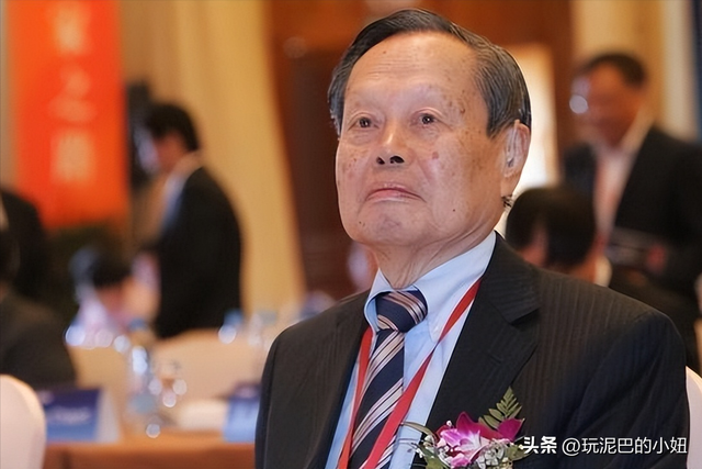 杨振宁追悼会现场！翁帆站首位神情悲伤，64岁老者曝杨老两个贡献