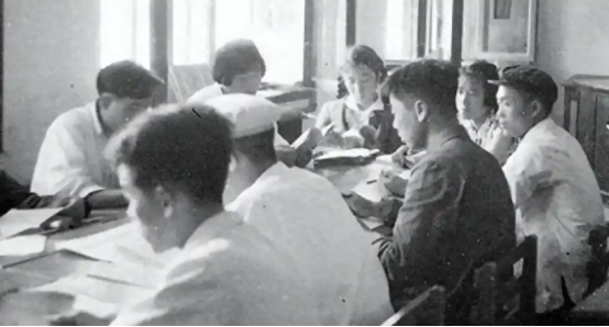 1978年他从副总理被撸成普通工人，事后反倒安慰妻子：我心里有数