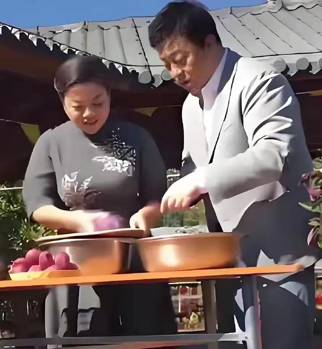 张也才是丰满健硕的女性代表，宽宽的额头，丰满圆润，落落大方
