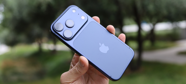 折叠VS直板！三星Z Flip7 VS iPhone 17 Pro：亮度/相机/续航全解析