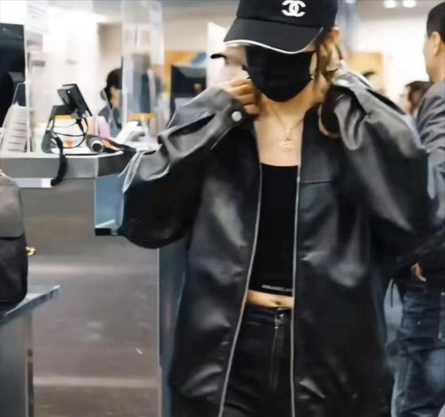 陈梦夺冠后返程北京，穿搭大胆，吊带配皮衣露出腰线，差点认不出