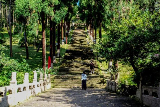 这个“名牌加身”的西南山城，正适合淡季来玩！