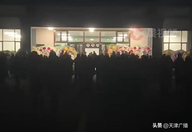 泪目 | 今日送别贺娇龙！现场车辆绵延数公里！母校发文悼念！