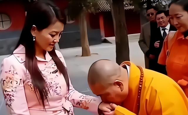22 年前释永信与师姐合影，师姐胸前挂的这东西太意外！