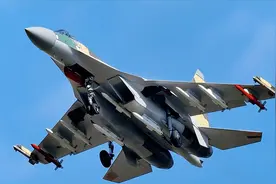 最强侧卫歼16，完胜苏30多方面！震撼的空中力量展示图片