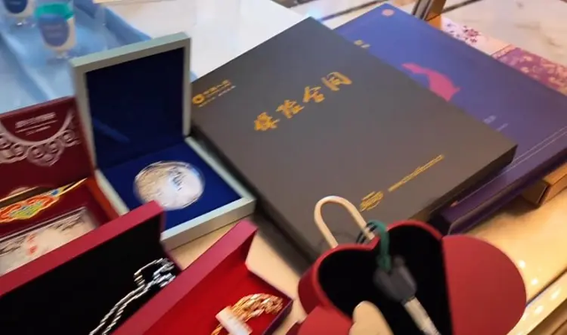 潮汕富豪15岁儿子成人礼:1箱金条 金链加身引发吃瓜群众围观