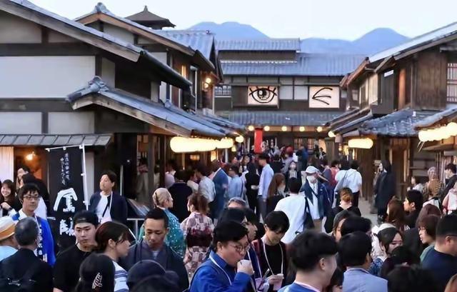 人民战争！日本民调67%支持高市，中国100%取消未来两周中日航班