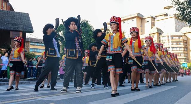 绿春长街古宴 | 精彩回顾：民族文化大巡游 街头掀起“最炫民族风”