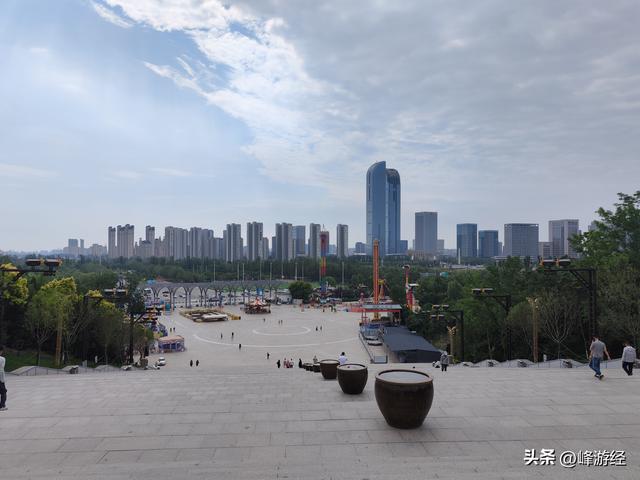 爬览山公园，只看到若隐若现的贺兰山