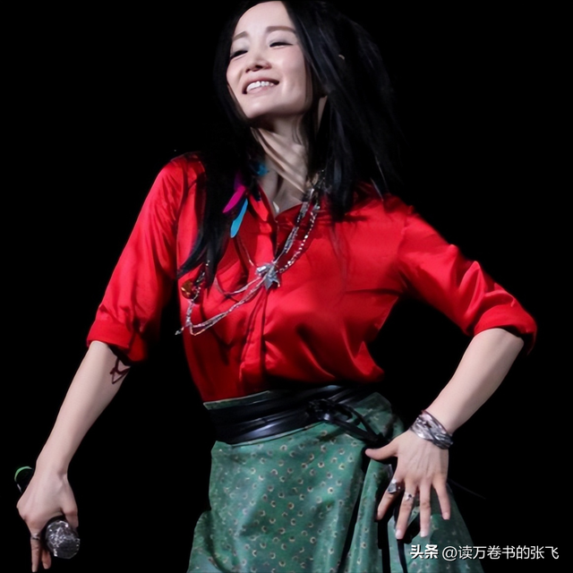 她连上5次春晚，私下却和恩师同居怀孕被骗流产，今57岁依然单身