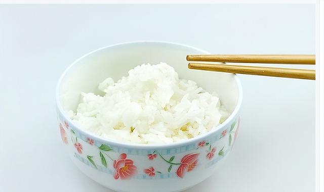 “吃饭八分饱”错了？医生建议：过了60岁，吃饭要尽量做到这6点