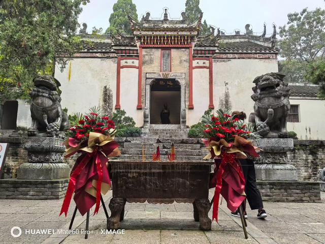 腾龙阁望汉江浩渺苍茫，古城头看襄阳心越千年。