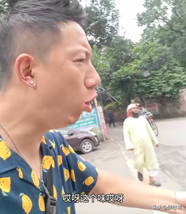 网友探秘恒河下游贫民窟，眼睛睁不开 全程干呕，小孩躺泥水里打滚