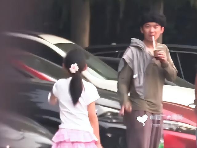 身价过亿坐拥北京一条街，陈道明得叫她姐，儿子是他骄傲更是心病