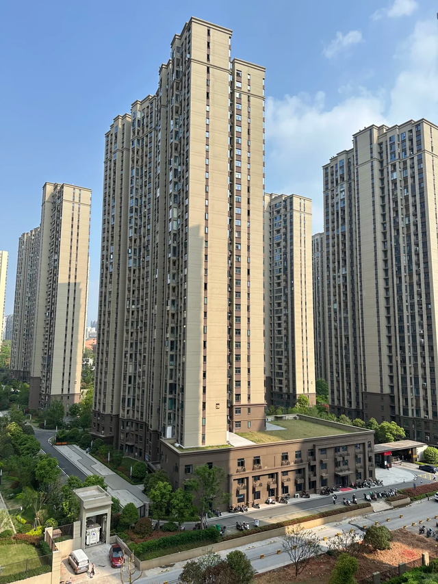 “负债潮”来了，5年后，有房的人和没房的人，谁活得更舒服？