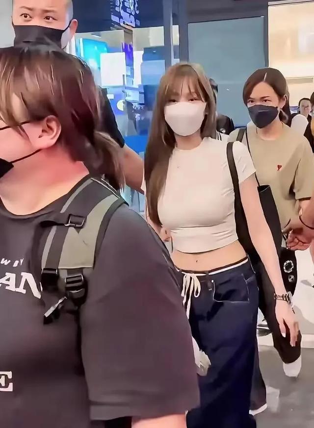 42岁王心凌机场生图火了！露腰装配+27寸细腰惊到网友