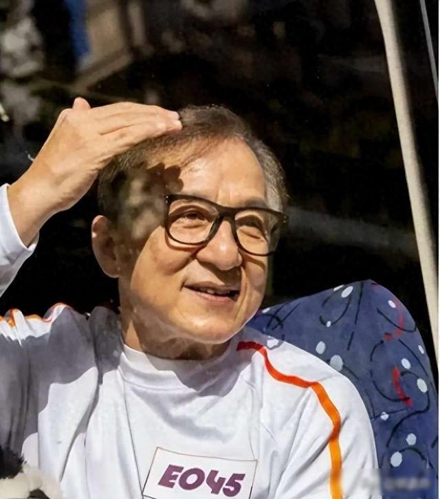 官媒对成龙的称呼变了，三字之差释放强烈信号	，王晶的话有人信了