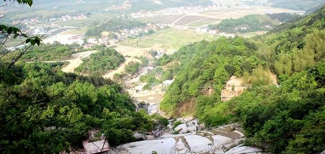 河南周口36人勇闯大别山，30人被困龙潭沟，消防连夜救援12小时