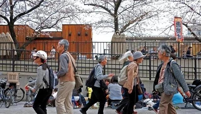 中国将迎人口死亡高峰！22年1041万，23年1100万，去年死亡多少？