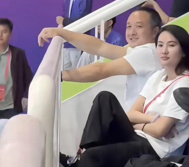 全红婵复出夺冠在领奖台的反应让人心酸,哥哥、师母、陈练都到齐