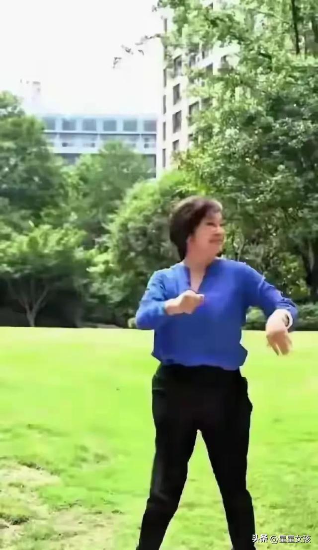 75岁刘晓庆公园跳舞火了！活力爆棚状态绝，网友：这哪像古稀之年