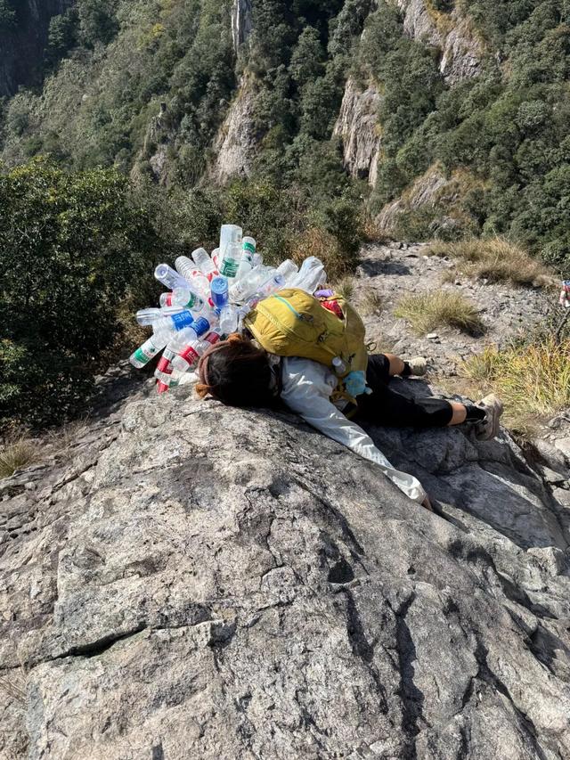 温州90后姑娘下山的背影火了！全身挂满瓶子……