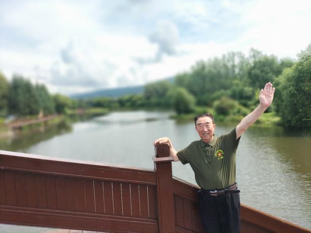 贾永学战友随团旅游，经过伊春林都木雕园，与张永学短聚游园！
