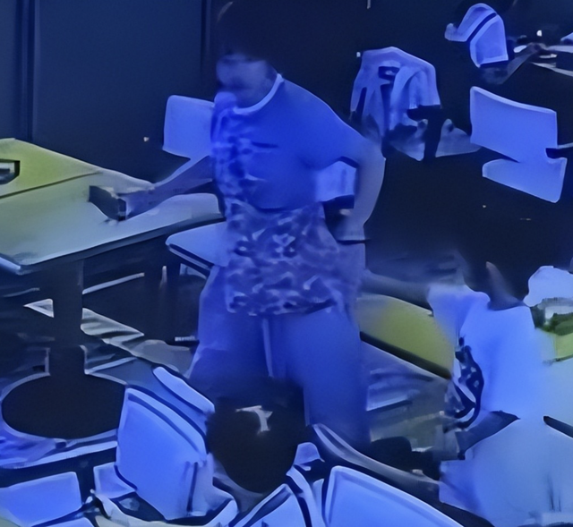 酒店捏蛋女“社会性死亡”：正脸曝光身份被扒，连孩子都跟着丢人