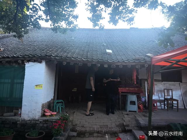 开车直上山顶，蓝田最佳纳凉吹风观山景的地方，看落日夕阳，真美