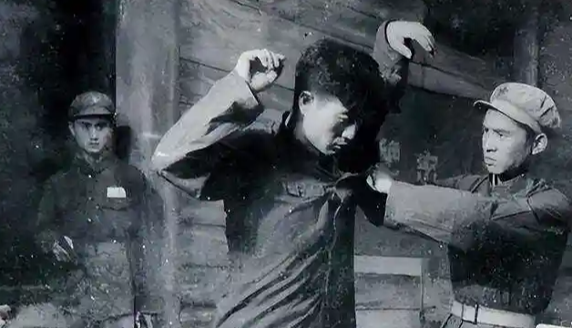 1949年，李克农进毛主席房间看了看床底，脸色大变拔枪就冲向寺庙