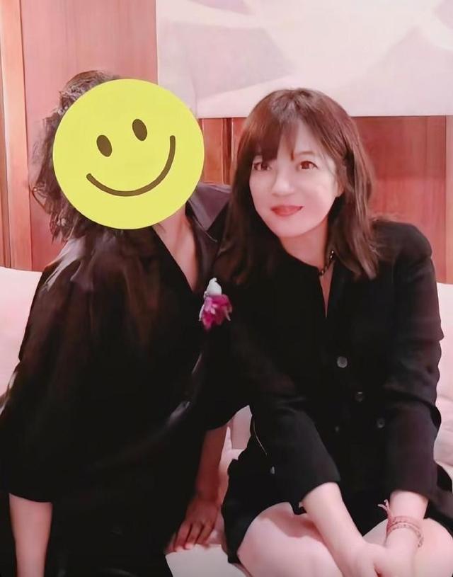 封杀4年后，49岁赵薇又有消息，因胃癌去世传闻5个月前就真相大白