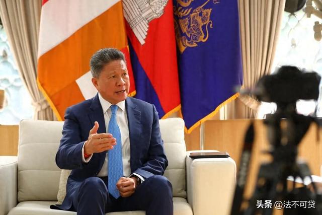 柬埔寨公开疏中亲美，不到24小时，泰总理亲手接过中方2000万援助