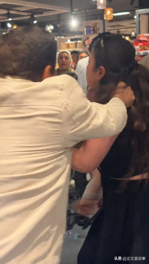 威武！俩中国女生埃及游，与当地5人互殴，完胜后获围观者竖拇指