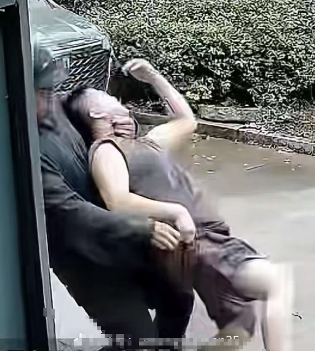 俩娃非亲生的前妻终表态！一句话彻底惹众怒，老底被揭，家丑再曝