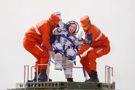 牺牲太大了！王亚平艰辛的太空之旅，落地后甚至连路都走不了图片