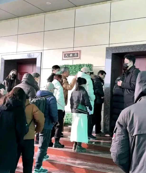 告别仪式当天，何晴生前担心的事还是发生，许亚军的话有人信了