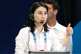 郭晶晶担任巴黎奥运会跳水裁判长，站在裁判席她光芒万丈 又美又飒图片