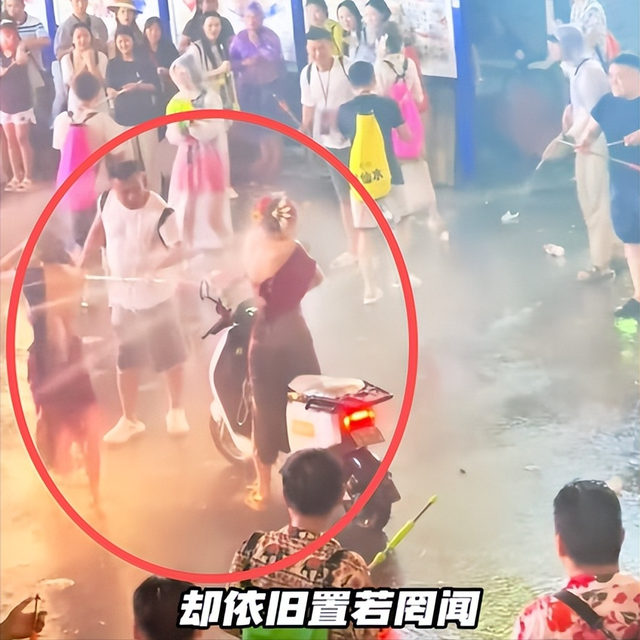 滚出中国！云南泼水节炸出一群“男流氓”，当众扒衣喷私处太龌龊