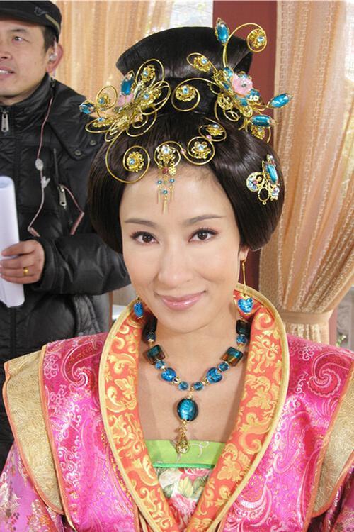 太子朱见深在洗澡，乳娘进来加水，他邀请共浴，乳娘竟同意了！