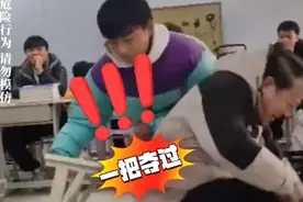 班级组织玩游戏，学生跟校长“抢凳子”，班主任：我真的汗流浃背了图片