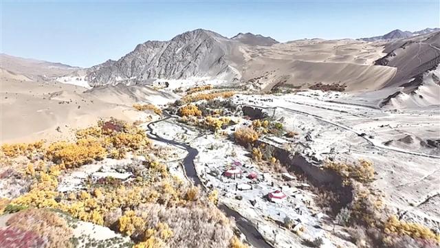 阿克塞县多坝沟胡杨峡景区迎来旅游高峰