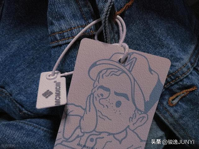 巨型吊牌背后，是一场商家与“退货刺客”的经济肉搏