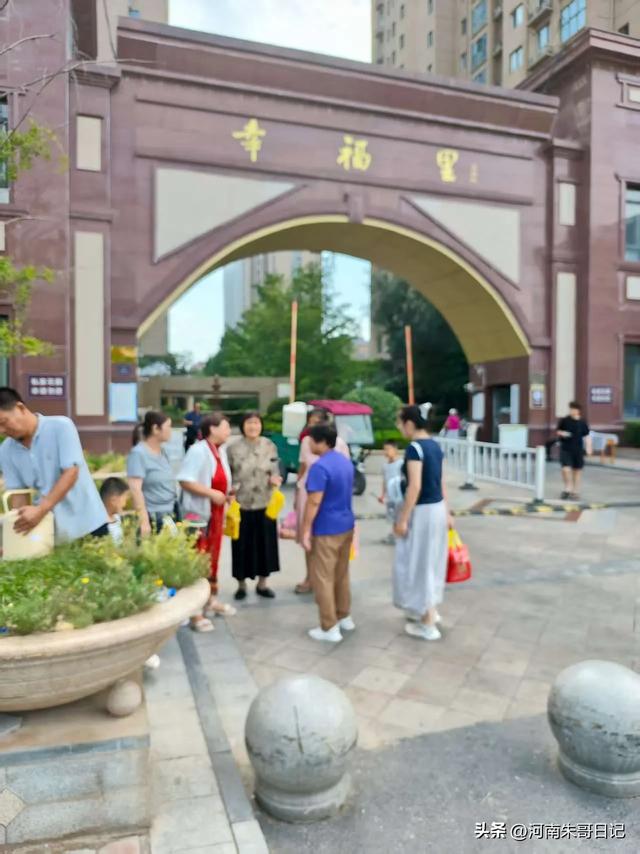 兄妹7人旅游的故事笫二集《用河南豫菜招待4个妹妹和一个兄弟》