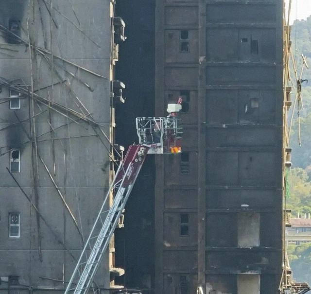 豪门面目，香港火灾后霍启刚做了两件大事，摘下郭晶晶老公标签！